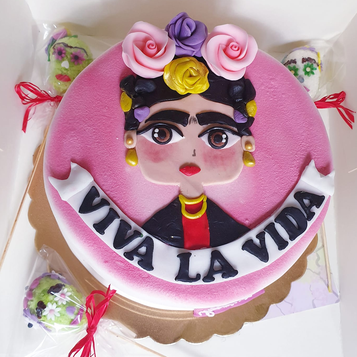 tort_dla_dziewczynki_na_zamowienie_z_ulubiona_postacia_tortykasipl