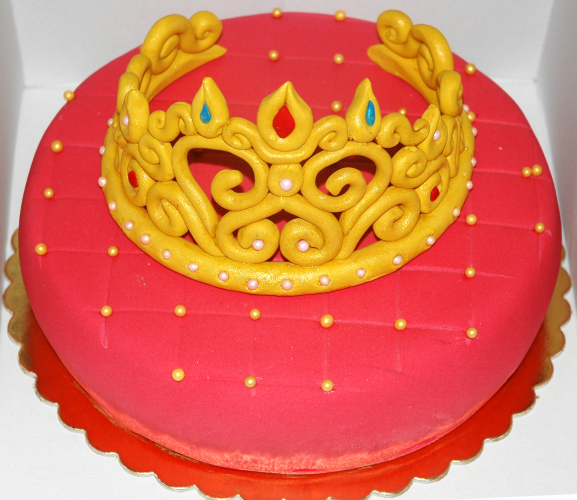 tort_na_zamowienie_dla_dziewczynki_tort_pikowany_z_korona_tortykasipl